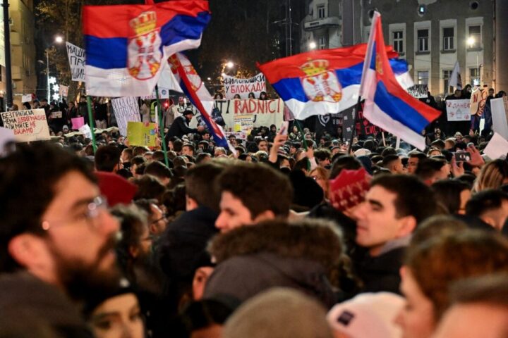 Les tensions montent en Serbie alors que l’UE appelle à éviter la violence contre les manifestants