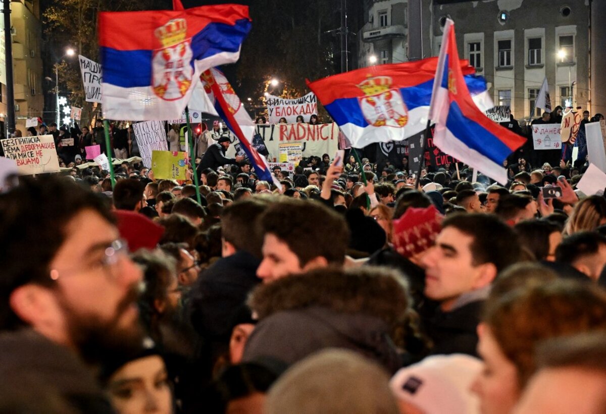 Les tensions montent en Serbie alors que l’UE appelle à éviter la violence contre les manifestants