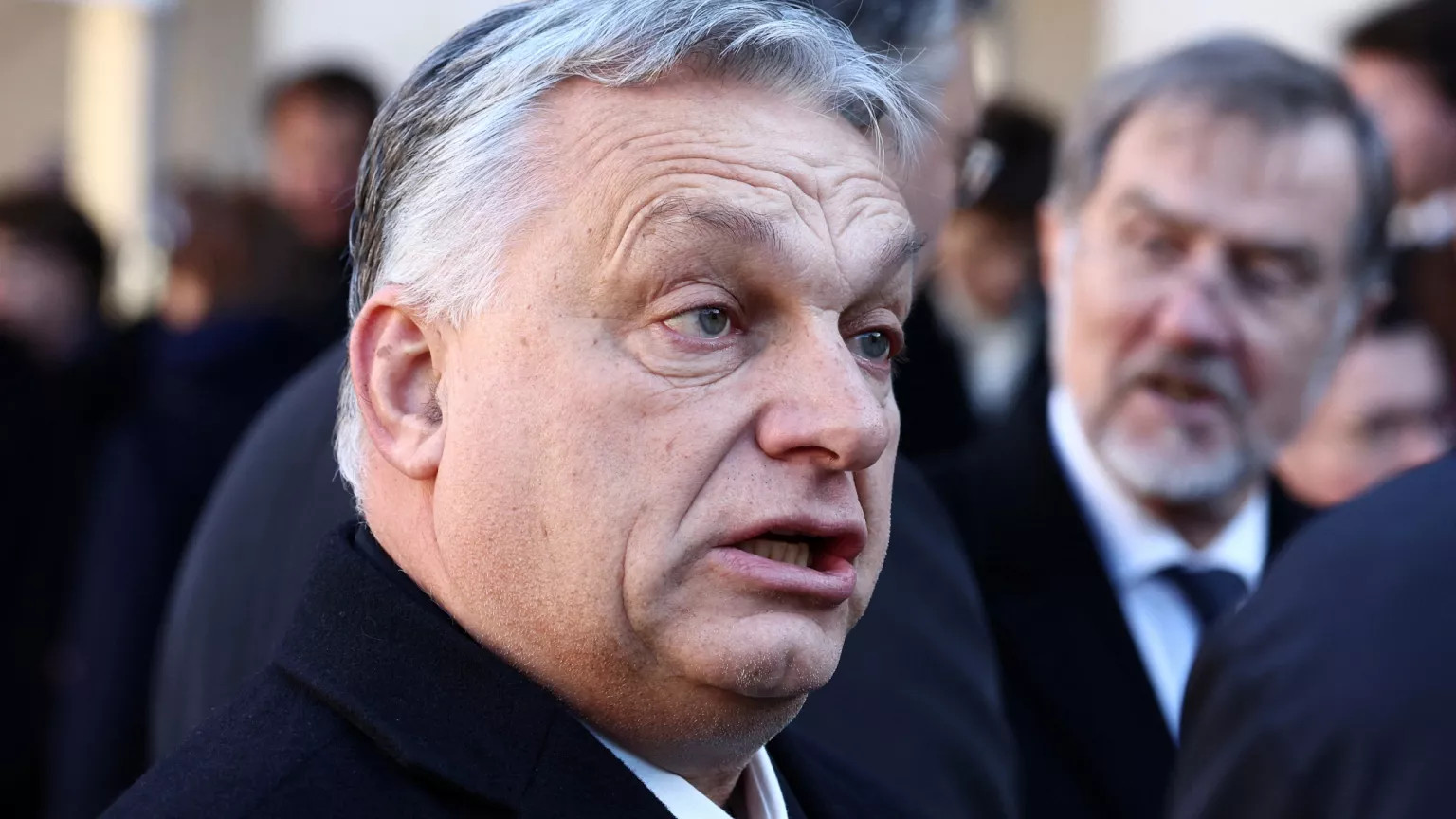 Orbán face à la pression : crise économique et critiques internes fragilisent le pouvoir hongrois