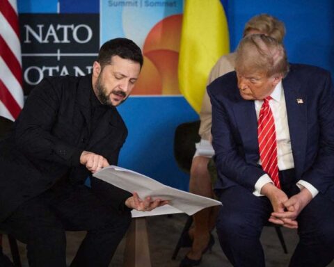 Trump amorce un virage en promettant des armes défensives à l’Ukraine
