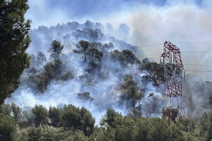 A7 et A51 fermées près de Marseille en raison d'un incendie violent