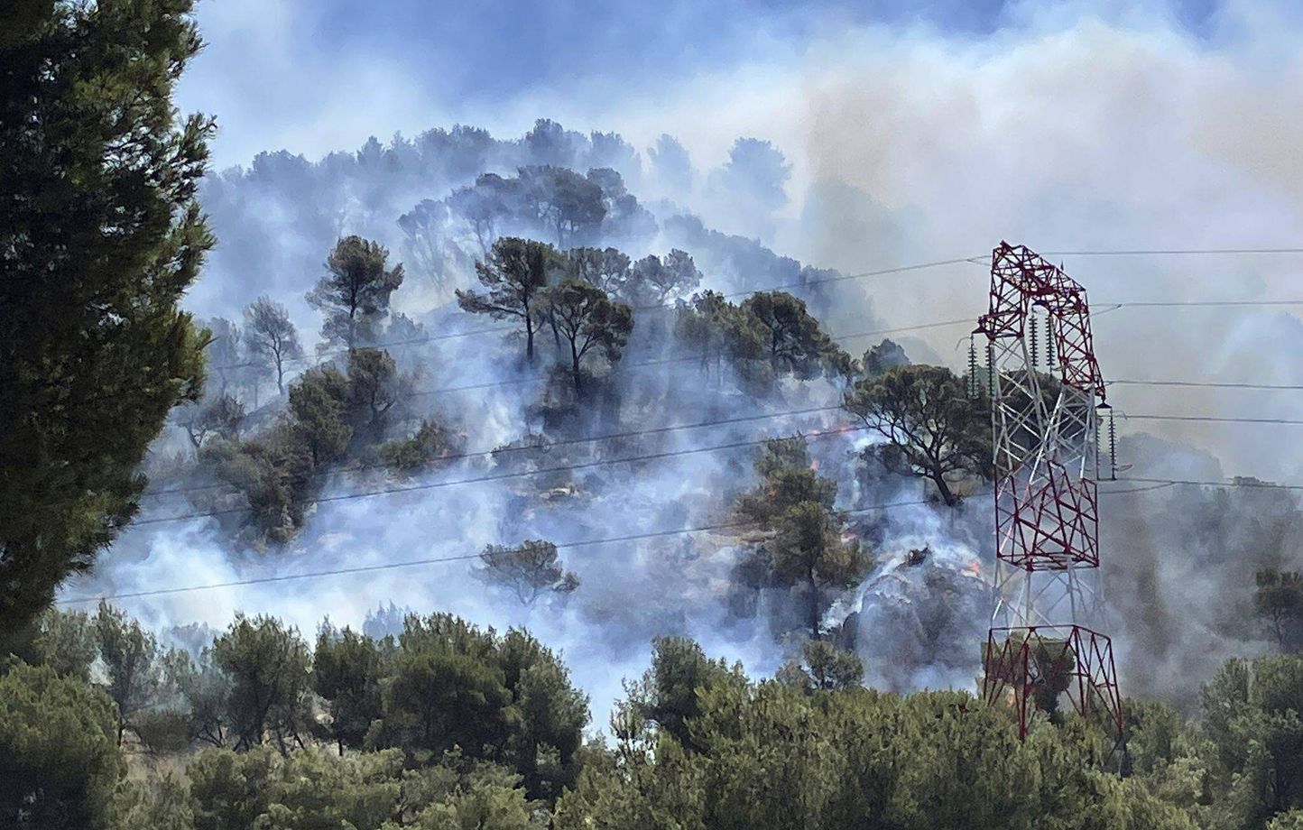 A7 et A51 fermées près de Marseille en raison d'un incendie violent