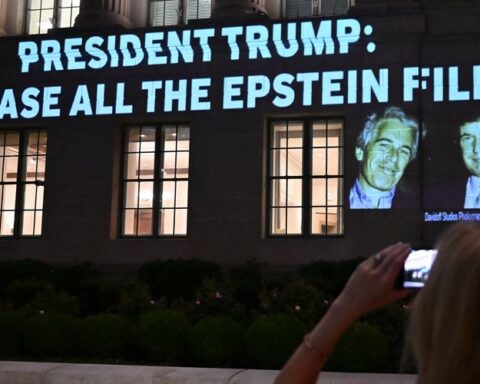 Affaire Epstein : le Wall Street Journal révèle que Donald Trump est mentionné dans le dossier et que le président américain en avait connaissance.