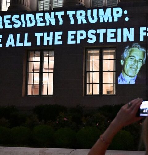 Affaire Epstein : le Wall Street Journal révèle que Donald Trump est mentionné dans le dossier et que le président américain en avait connaissance.