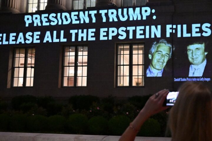 Affaire Epstein : le Wall Street Journal révèle que Donald Trump est mentionné dans le dossier et que le président américain en avait connaissance.