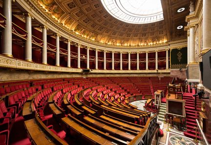 "Analyse des activités entre repos et préparation de la rentrée parlementaire : que lisent les députés en dehors des textes de loi ?"