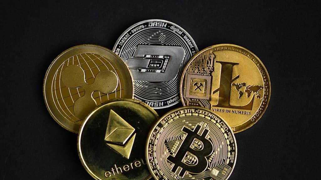 Après l'adoption de la loi américaine "historique" sur les cryptomonnaies, le bitcoin et l'ether enregistrent une légère hausse, tandis que l'XRP connaît une forte augmentation.