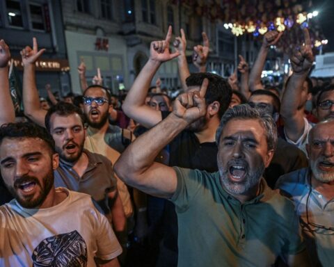 Arrestations et violences à Istanbul suite à la publication d'un dessin satirique.