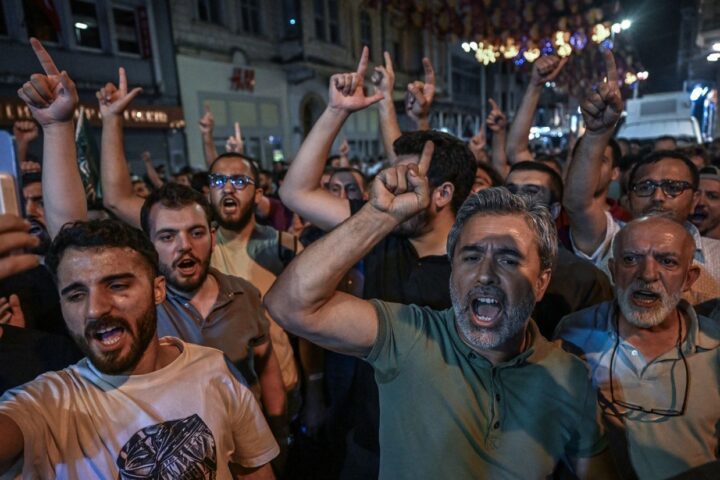 Arrestations et violences à Istanbul suite à la publication d'un dessin satirique.