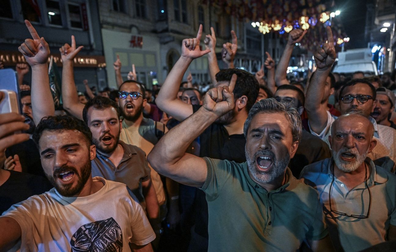 Arrestations et violences à Istanbul suite à la publication d'un dessin satirique.
