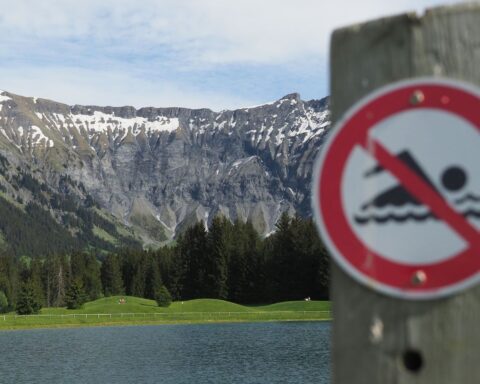Baignade interdite dans des lacs fragiles des Pyrénées