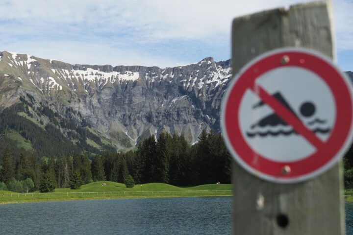 Baignade interdite dans des lacs fragiles des Pyrénées