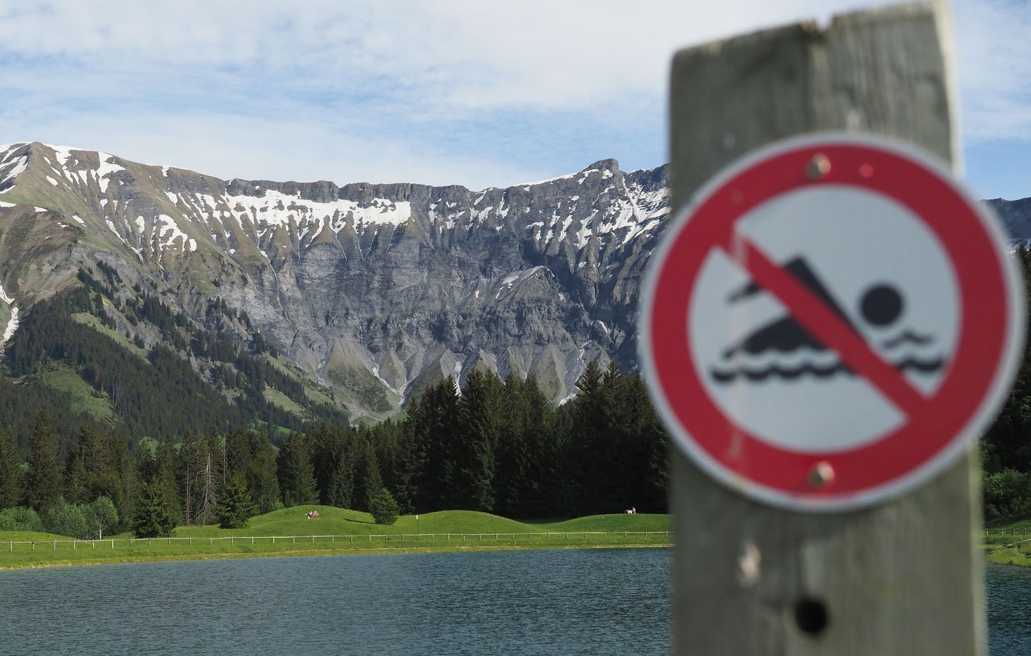 Baignade interdite dans des lacs fragiles des Pyrénées