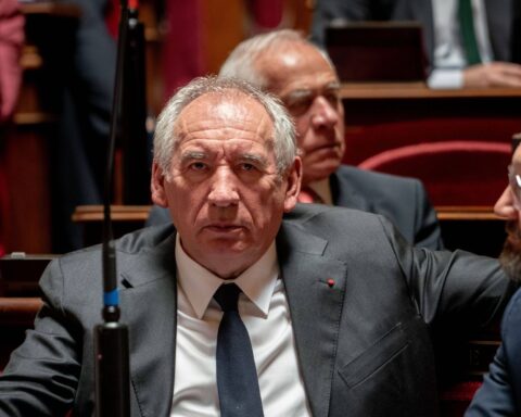 Bayrou se lance-t-il dans une opération kamikaze pour négocier son prochain budget ?