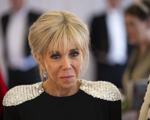 Brigitte Macron dépose un pourvoi en cassation contre la rumeur concernant sa transidentité.