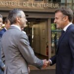 Bruno Retailleau considère que le macronisme prendra fin avec Emmanuel Macron, tandis que le parti Renaissance regrette des manœuvres politiques insensées.