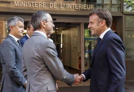 Bruno Retailleau considère que le macronisme prendra fin avec Emmanuel Macron, tandis que le parti Renaissance regrette des manœuvres politiques insensées.