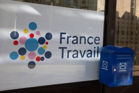 Chômage au deuxième trimestre 2025 : une stabilisation trompeuse observée, La Poste annonce un tarif minimum de 1,50 euro pour l'envoi d'une lettre.