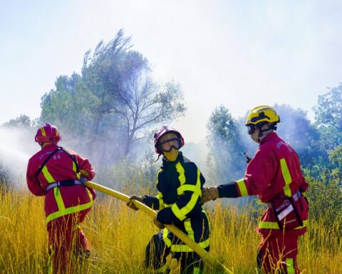 Comment les pompiers combattent les incendies en l'absence d'eau