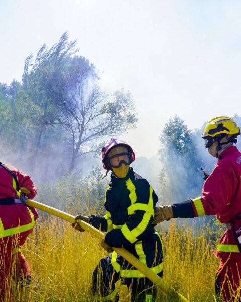 Comment les pompiers combattent les incendies en l'absence d'eau