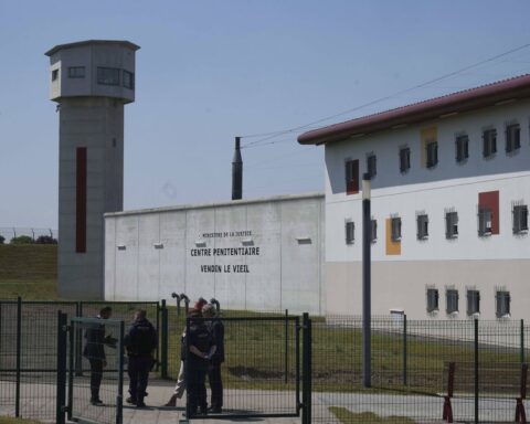 Controverses suscitées par la visite d'un député dans une prison pour narcotrafiquants.