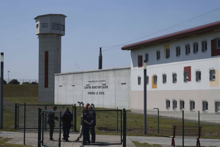 Controverses suscitées par la visite d'un député dans une prison pour narcotrafiquants.