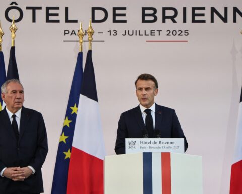 Défense : Emmanuel Macron propose d'augmenter les dépenses de 3,5 milliards d'euros en 2026, suivies de 3 milliards supplémentaires en 2027.