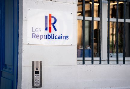 "Des électeurs de droite désabusés face au duel entre Rachida Dati et Michel Barnier pour la législature"