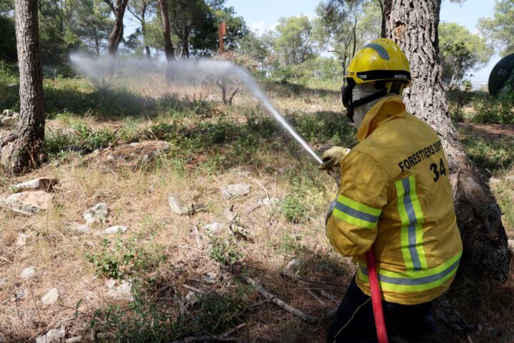 Dix départements en alerte orange pour incendie, trois passeront en rouge mercredi