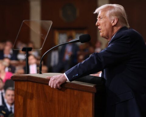 Donald Trump vise à établir les États-Unis comme la capitale mondiale des cryptomonnaies, alors que le Congrès examine plusieurs projets de régulation.
