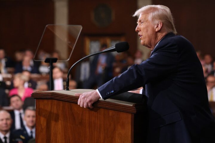 Donald Trump vise à établir les États-Unis comme la capitale mondiale des cryptomonnaies, alors que le Congrès examine plusieurs projets de régulation.