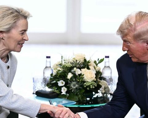 Droits de douane : les conséquences du "deal" avec Donald Trump pèsent sur l'Europe.