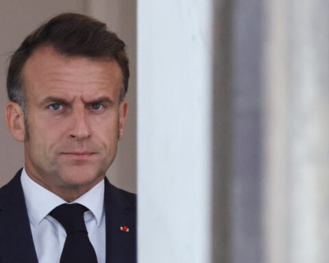 Emmanuel Macron en chute libre dans les sondages : comparons son impopularité avec celle de ses prédécesseurs.