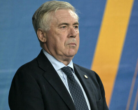En Espagne, l'entraîneur Carlo Ancelotti condamné à un an de prison pour fraude fiscale, le match PSG - Real Madrid en direct à suivre.