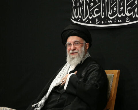 En Iran, Khamenei effectue sa première apparition publique depuis le cessez-le-feu avec Israël.