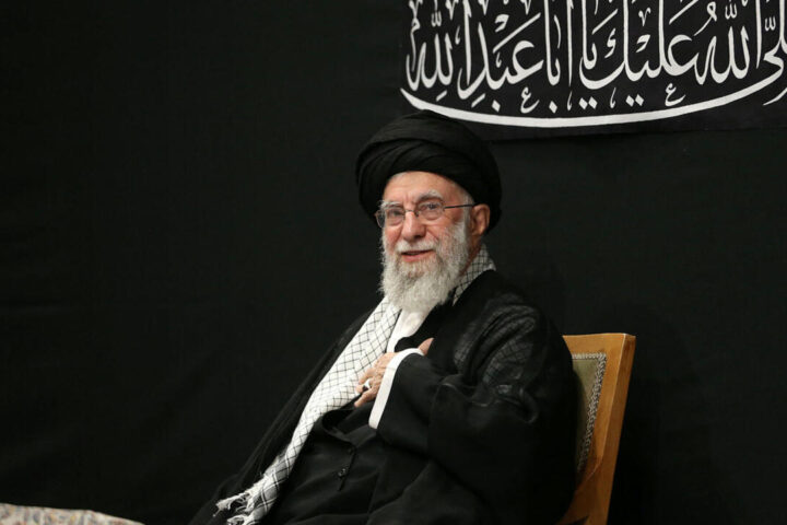 En Iran, Khamenei effectue sa première apparition publique depuis le cessez-le-feu avec Israël.