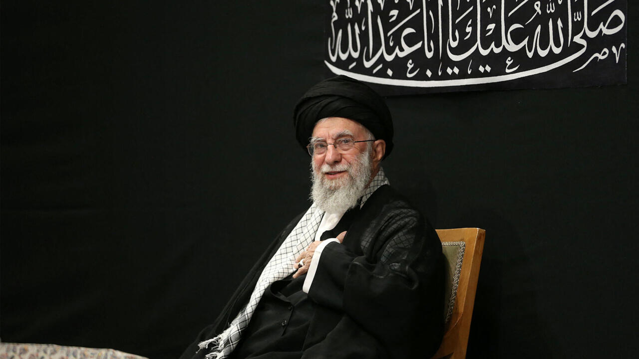 En Iran, Khamenei effectue sa première apparition publique depuis le cessez-le-feu avec Israël.