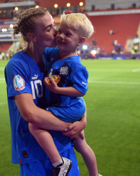 Euro 2025 : De plus en plus de footballeuses, mamans et joueuses, embrassent leur carrière. Mondial des clubs : le PSG affronte Chelsea en finale.