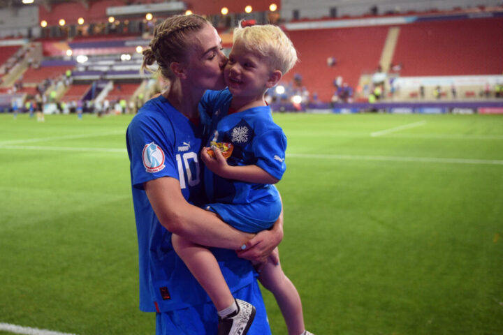 Euro 2025 : De plus en plus de footballeuses, mamans et joueuses, embrassent leur carrière. Mondial des clubs : le PSG affronte Chelsea en finale.