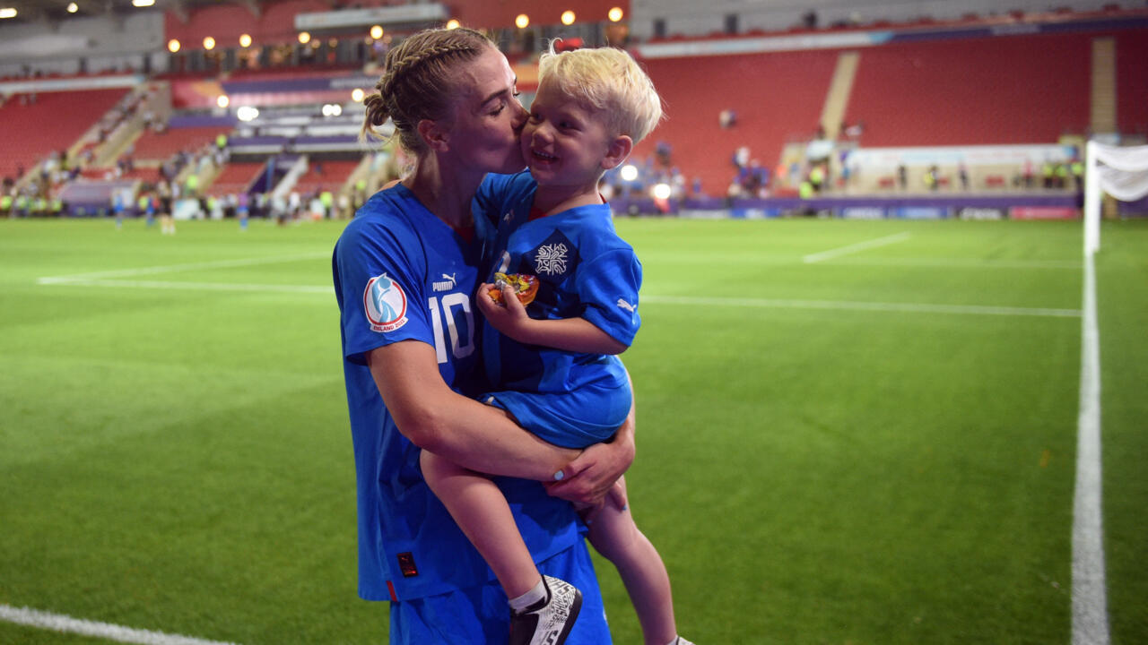 Euro 2025 : De plus en plus de footballeuses, mamans et joueuses, embrassent leur carrière. Mondial des clubs : le PSG affronte Chelsea en finale.