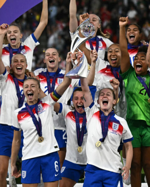 Euro 2025 : Les Anglaises, victorieuses de l'Espagne aux tirs au but, conservent leur domination en Europe. Tour de France : Kaden Groves s'illustre.