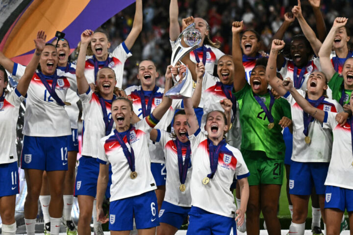 Euro 2025 : Les Anglaises, victorieuses de l'Espagne aux tirs au but, conservent leur domination en Europe. Tour de France : Kaden Groves s'illustre.