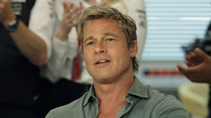 «F1, le film» : Brad Pitt, héros de la rédemption à travers la vitesse.