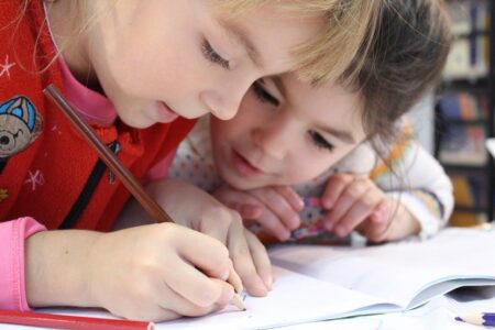 Fournitures scolaires : pourquoi les prix continuent-ils d'augmenter et quelles sont les nouvelles règles pour les distributeurs automatiques ?