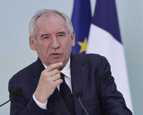 "François Bayrou annoncera ce mardi des mesures pour économiser 40 milliards, incluant l'élimination des dépenses flottantes"