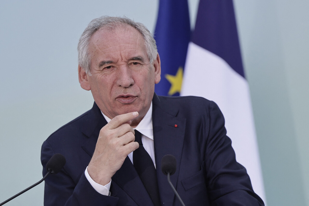 "François Bayrou annoncera ce mardi des mesures pour économiser 40 milliards, incluant l'élimination des dépenses flottantes"