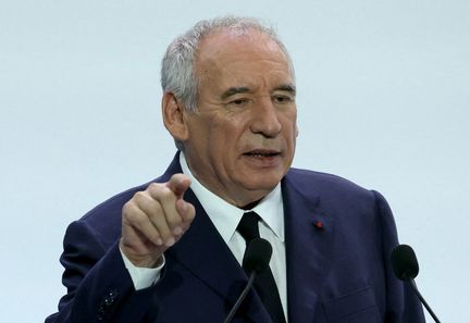 François Bayrou présente des mesures pour économiser 44 milliards : année blanche, jours fériés annulés et contribution de solidarité.