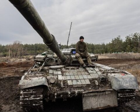 Guerre en Ukraine : Les nouveaux chars et les blindés soviétiques réutilisés suscitent des inquiétudes quant aux vastes réserves de tanks russes.