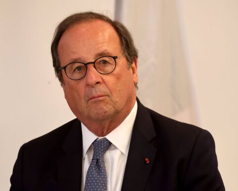 Hollande appelle à une révision approfondie du budget pour éviter la censure.