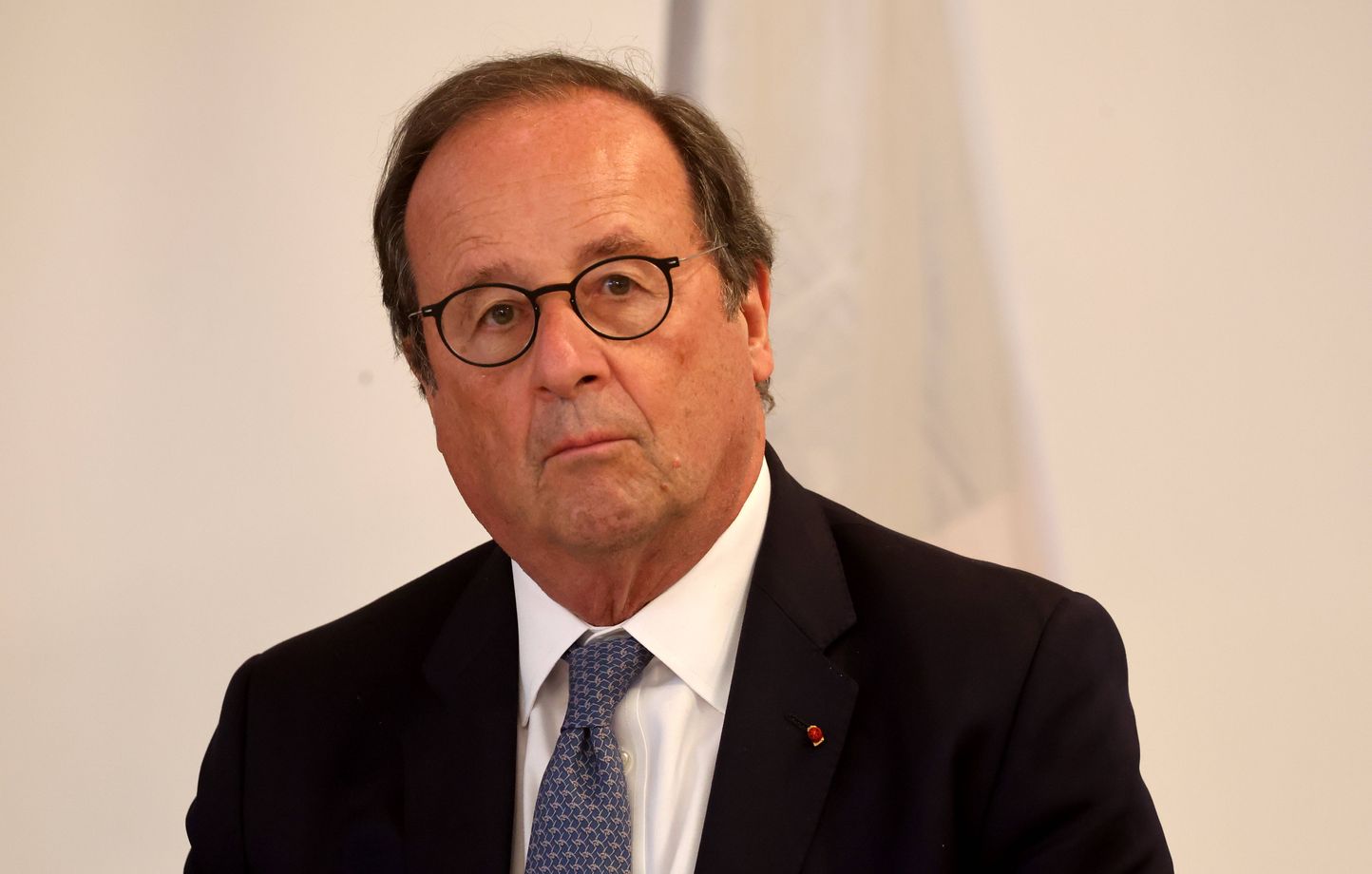 Hollande appelle à une révision approfondie du budget pour éviter la censure.